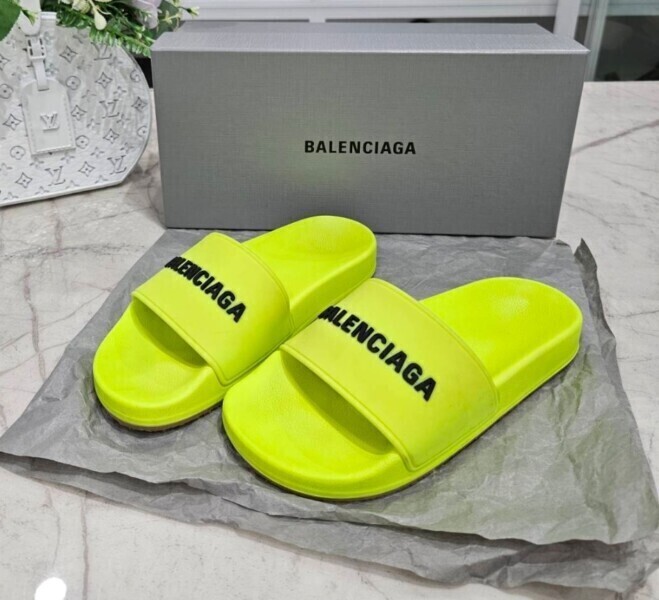 รองเท้าแตะ Balenciaga Pool Slide สีเขียวนีออนพร้อมกล่อง Money2Plus.com รับจำนำรองเท้าแบรนด์เนม รับซื้อให้ราคาสูง ปลอดภัย ใกล้บางพลี