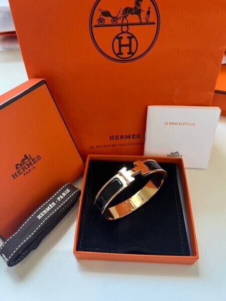 กำไล Hermès Clic H สีดำขอบทองพร้อมกล่อง Money2Plus.com รับจำนำเครื่องประดับแบรนด์เนม รับซื้อให้ราคาสูง ปลอดภัย ใกล้สีลม