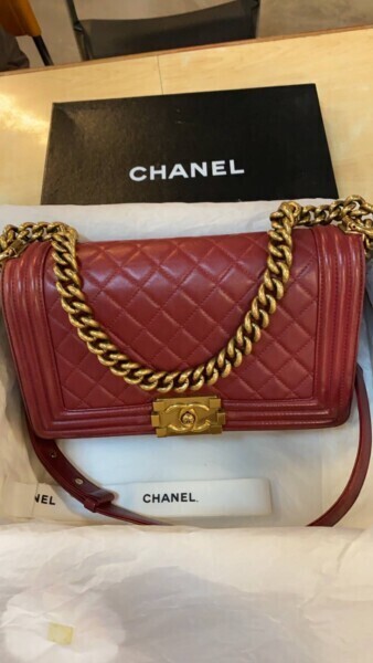 กระเป๋า Chanel Boy หนังสีแดงลายควิลท์สายโซ่ทอง Money2Plus.com รับจำนำกระเป๋าแบรนด์เนม รับซื้อให้ราคาสูง ปลอดภัย ใกล้สีลม