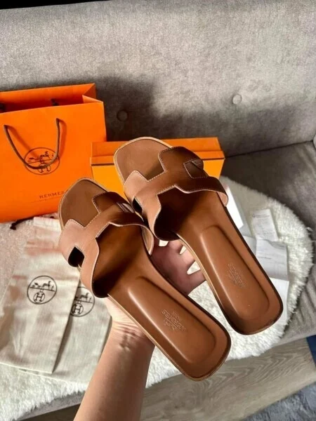 รองเท้าแตะ Hermès Oran หนังสีน้ำตาล Money2Plus.com รับจำนำรองเท้าแบรนด์เนม รับซื้อให้ราคาสูง ปลอดภัย ได้เงินทันที ใกล้พระราม4