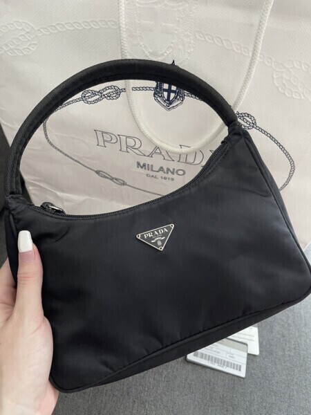 กระเป๋า Prada Re-Edition ไนลอนสีดำทรงสะพายไหล่ Money2Plus.com รับจำนำกระเป๋าแบรนด์เนม รับซื้อให้ราคาสูง ปลอดภัย ใกล้บางรัก